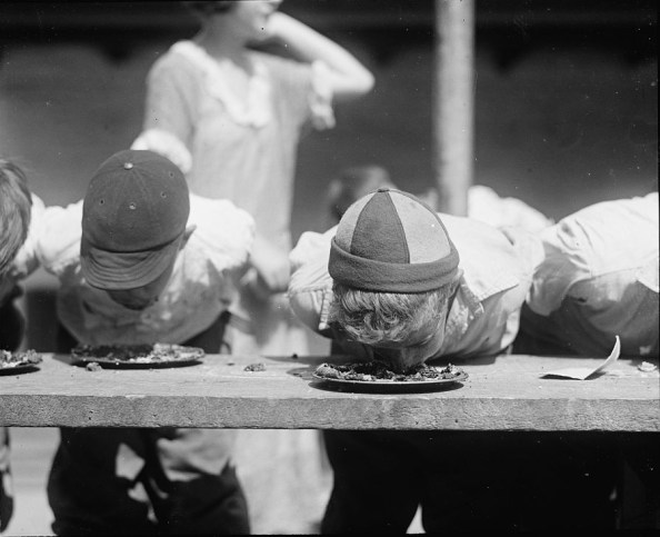 Pie_eating_contest_1923