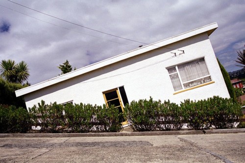 house-tilting